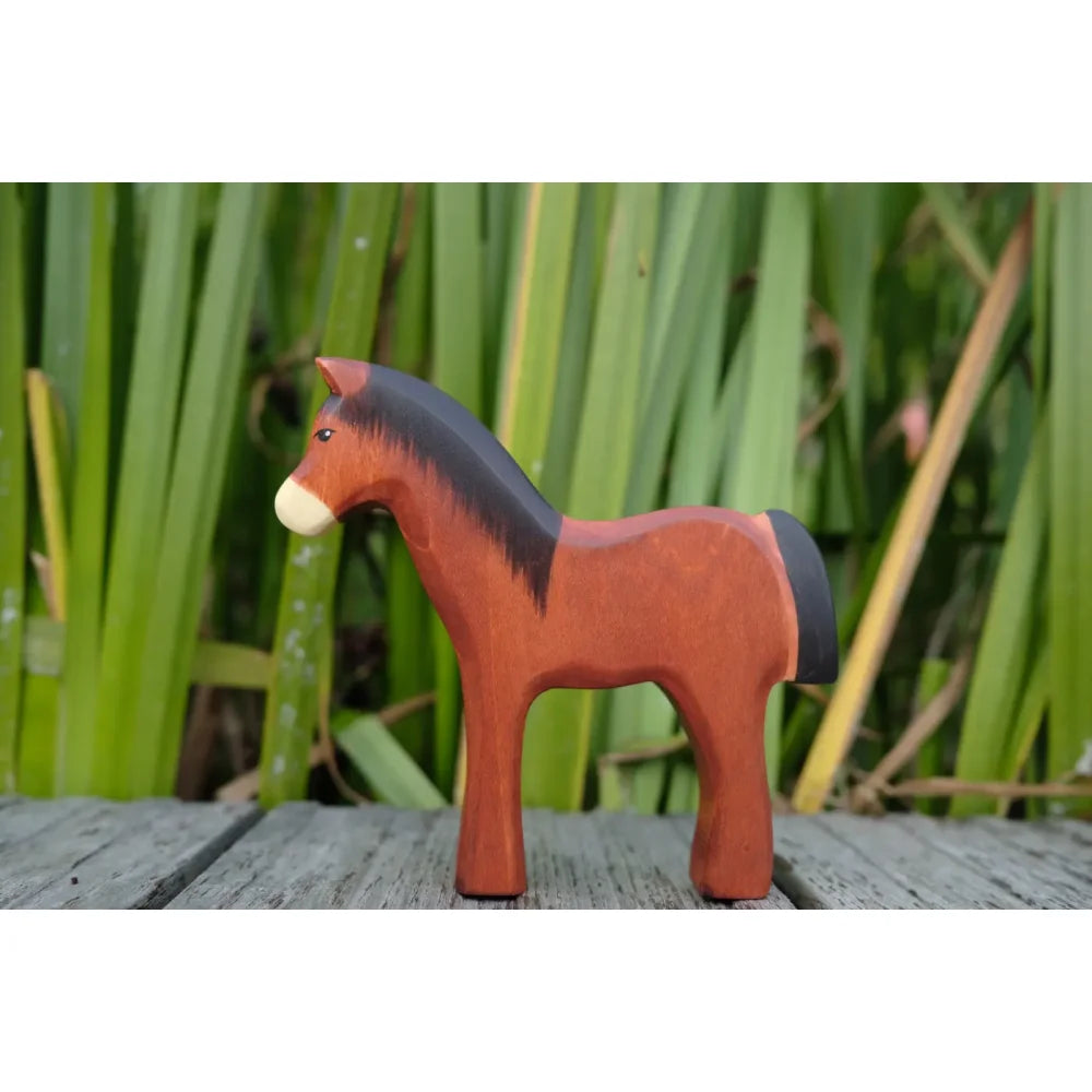 Braunes Holzpferd Spielzeug mit schwarzem mane und schwanz, helles snout, Produkt Pferd