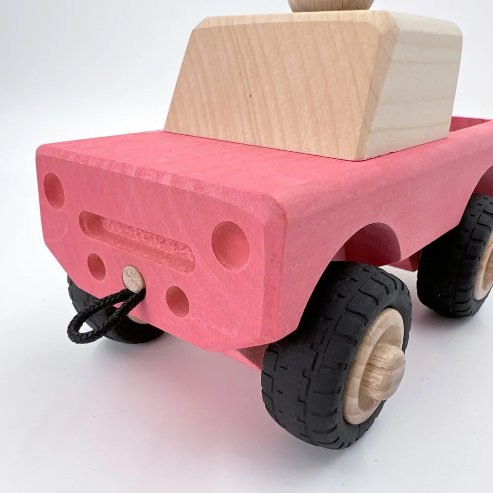 Pinkes hölzernes Spielzeug-LKW vom Produkt Pickup HOLLE, kindgerecht gestaltet