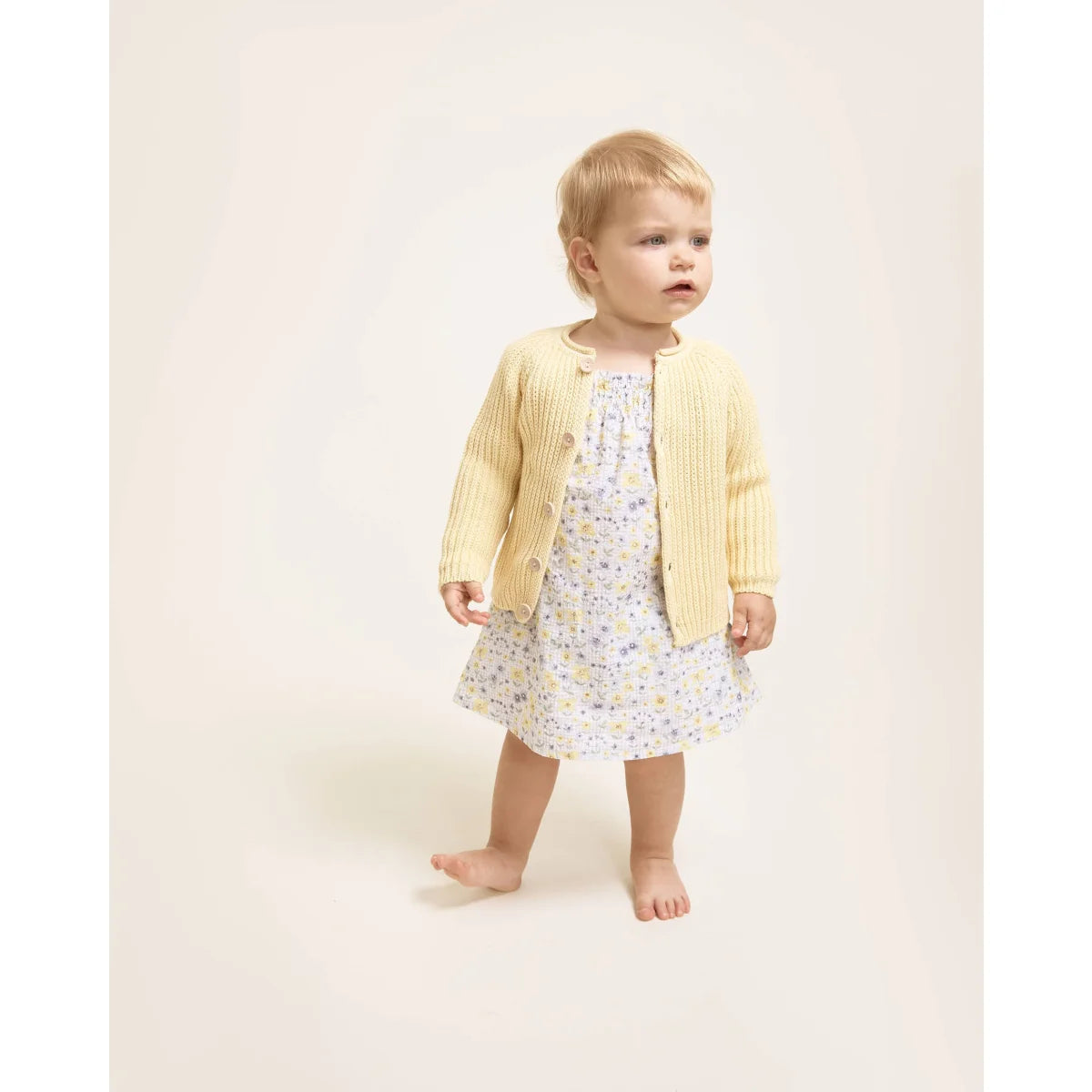 Kleinkind in Picnic Dress Sky Blue mit Boho Strickcardigan