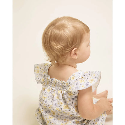 Baby-Mädchen in Sky Blue Picnic Boho Dress, nachhaltige Babykleidung Schweiz