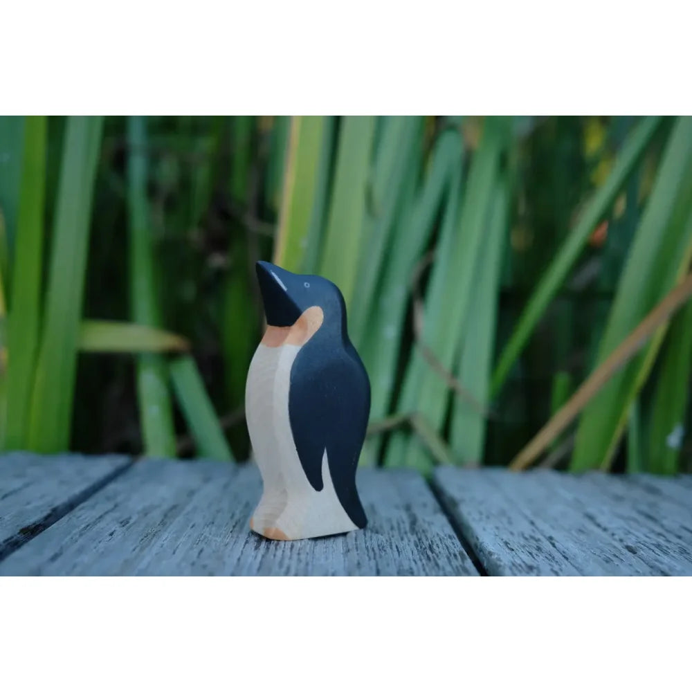 Holz-Pinguinfigurine mit schwarz-brauner Farbgebung, Produktname Pinguin