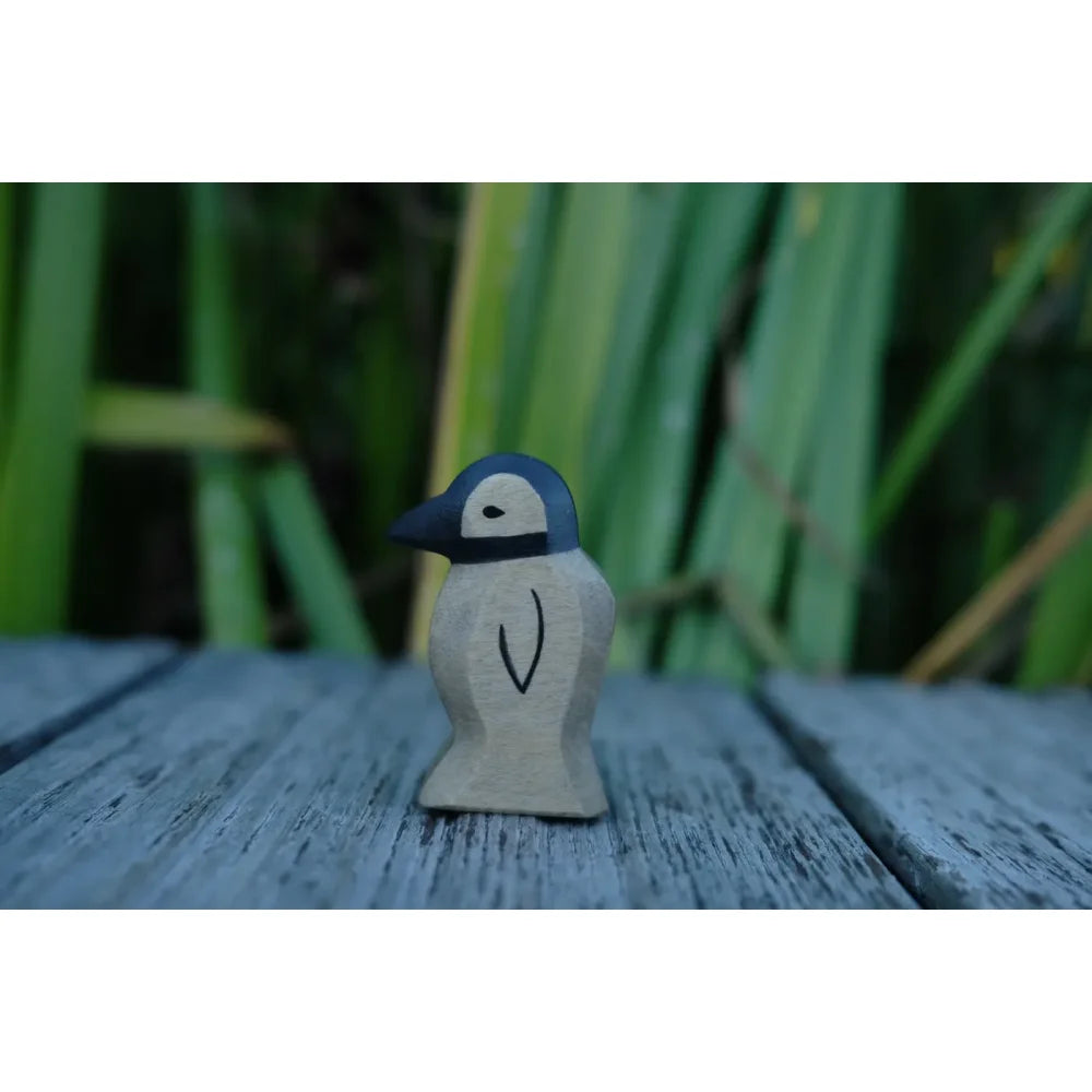 Gepflegte kleine Pinguin Holzfigur mit dunklem Kopf und hellem Körper