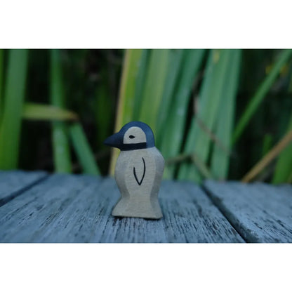 Gepflegte kleine Pinguin Holzfigur mit dunklem Kopf und hellem Körper