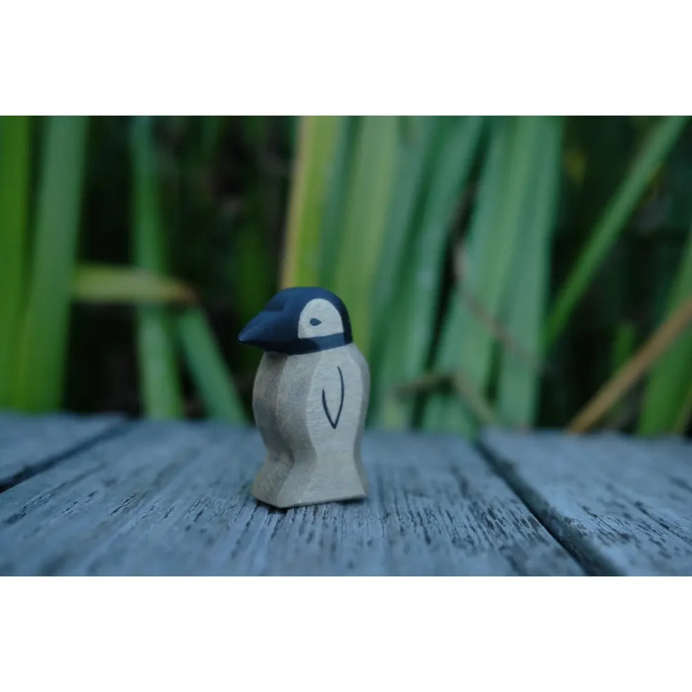 Carvierte kleine Holzpinguinfigur mit dunklem Kopf und hellem Körper