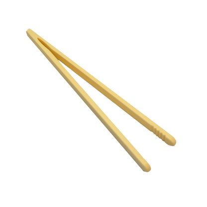 Pinzette aus hellgelbem holz mit glatter leicht strukturierter oberfläche und abgerundeten enden ideal für ökologische baby- & kinderprodukte