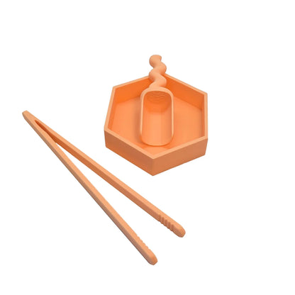 Orange silikon sechseckiges serving tray mit integriertem löffel und passenden zangen ideal für ökologische baby- & kinderprodukte