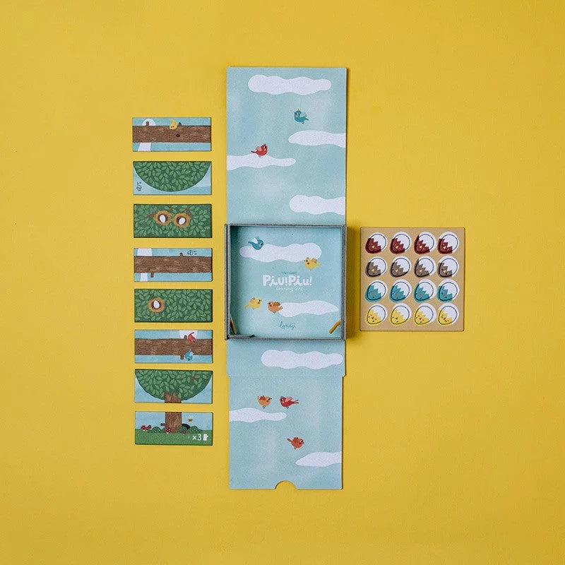 PIU PIU Tiny Game: Bunte Vogel-Aufkleber auf Puzzle-Box mit Himmel-Design