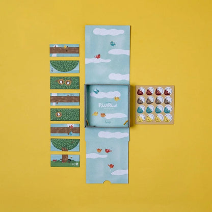 PIU PIU Tiny Game: Bunte Vogel-Aufkleber auf Puzzle-Box mit Himmel-Design