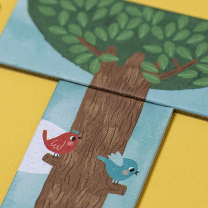 Holz-Puzzleteil PIU PIU Tiny Game mit Baumstamm und bunten Vögeln