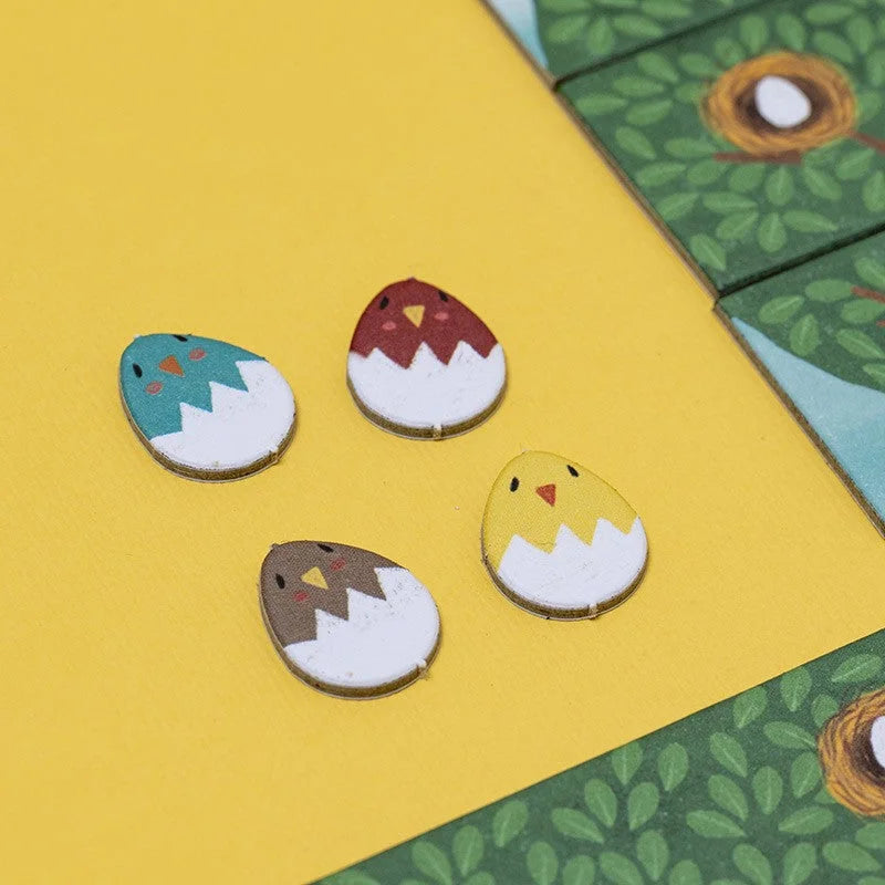 Piu Piu Tiny Game: Holzhölzerne Ostereier mit Kükenmotiven in Teal, Rot, Braun, Gelb
