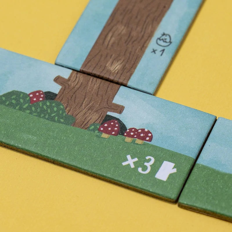 Holzspielstein PIU PIU Tiny Game mit Waldmotiv: Baum, Gras, rote Pilze