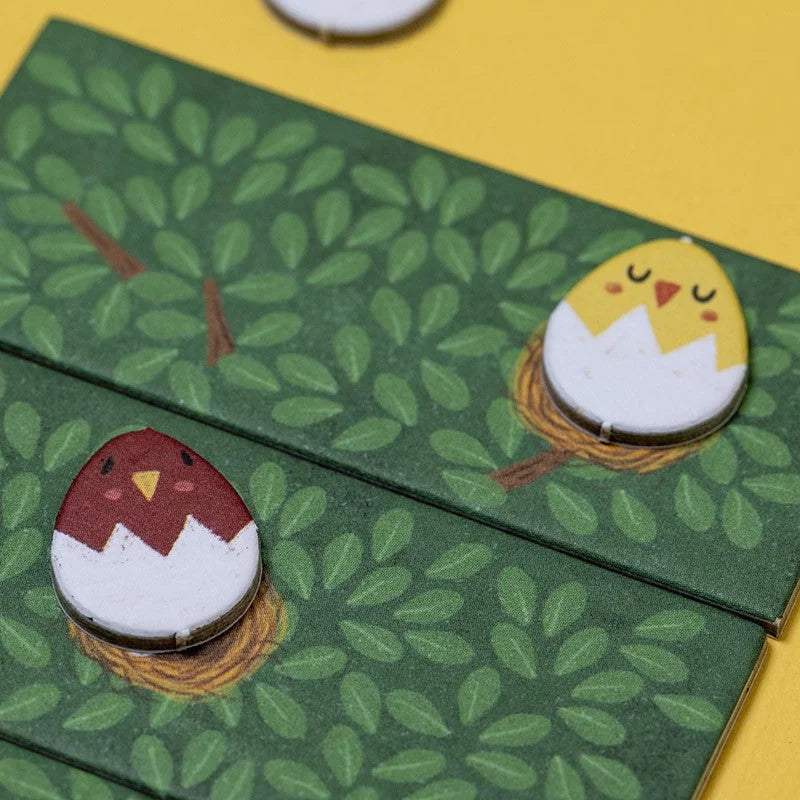 Süße PIU PIU Tiny Game Küken-Magnete aus Eiern auf Blattmuster