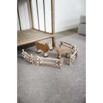 Holz-Farm-Spielset mit zwei hellbraunen Kuhfiguren und passendem Zaun mit Perlen-Details