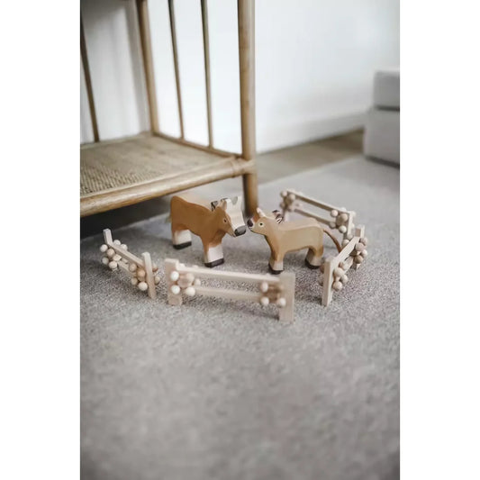 Holz-Farm-Spielset mit zwei hellbraunen Kuhfiguren und passendem Zaun mit Perlen-Details