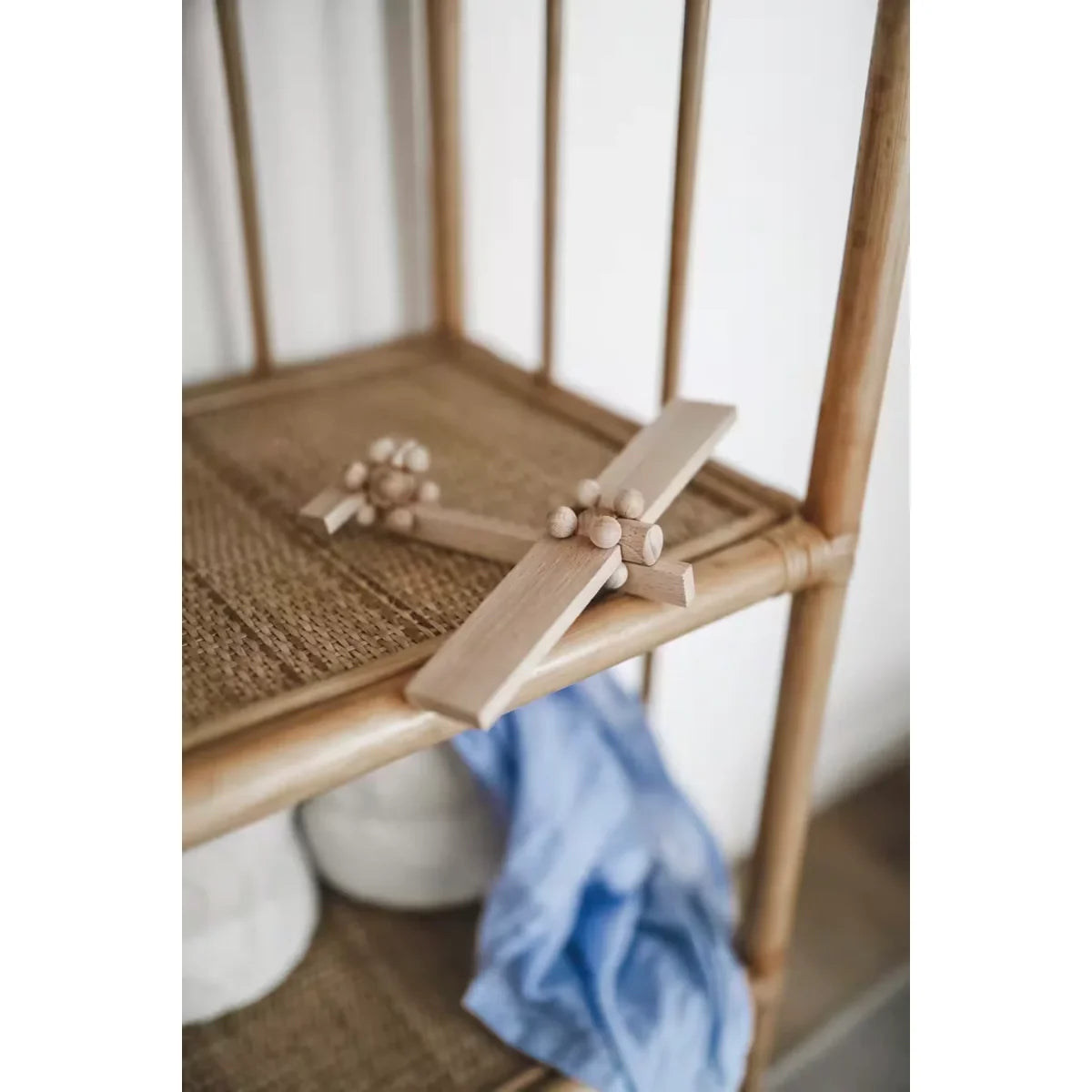 Helles Holzspielzeugflugzeug mit Perlen an Flügeln und Rumpf, PLUS 50 Brixis Twister