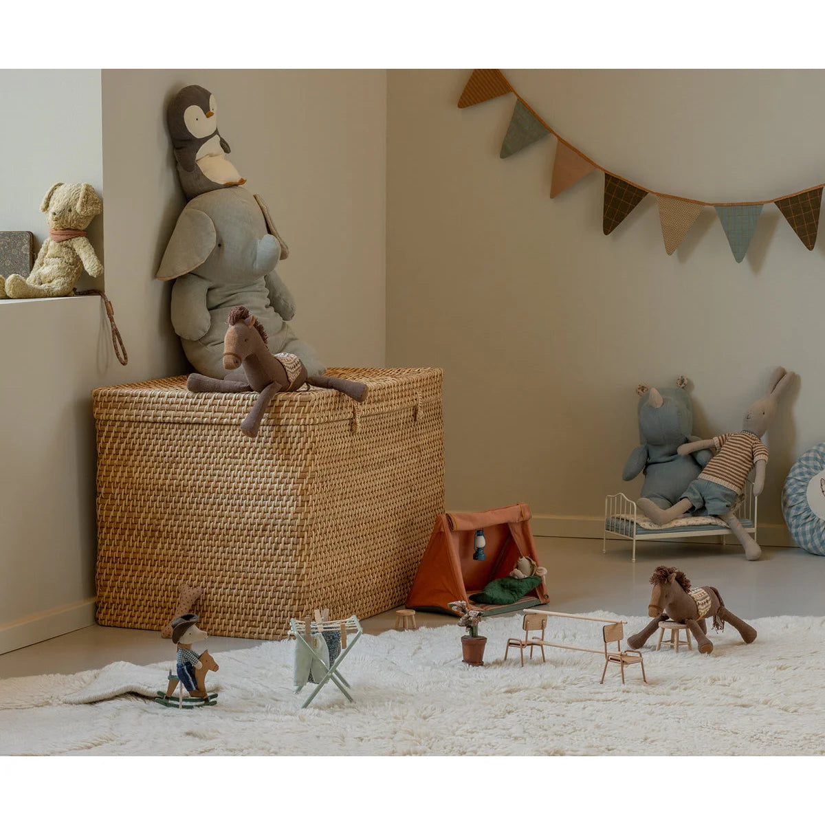 Kleiner Pony-Weidenkorb mit weichen Stoffpferden oben drauf