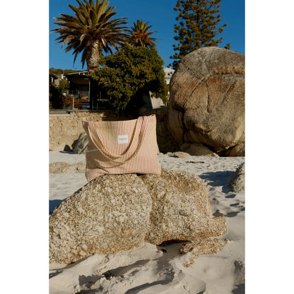 Beige weiß gestreifte poplinn cotton mom bag aus canvas mit kleinem label ideal für ökologische baby kinderprodukte