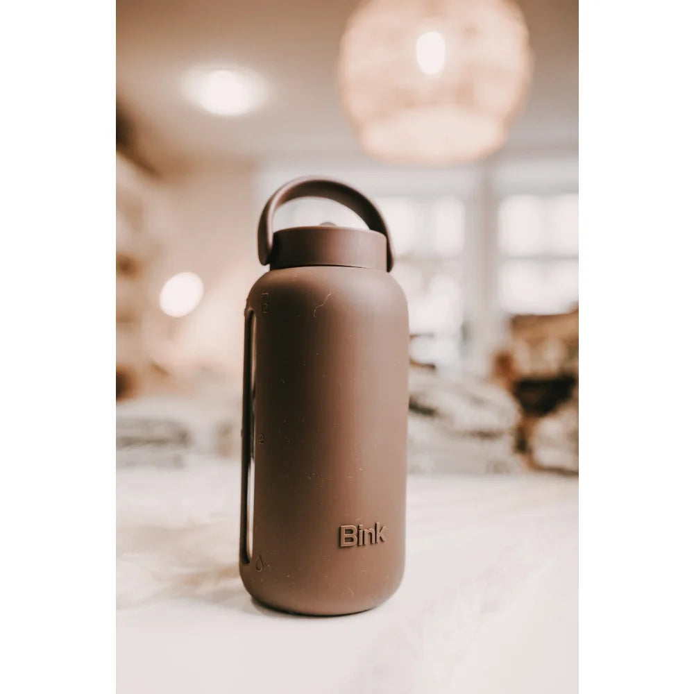 Braune Glaswasserflasche mit Griff im Postpartum Bundle für frisches Trinken