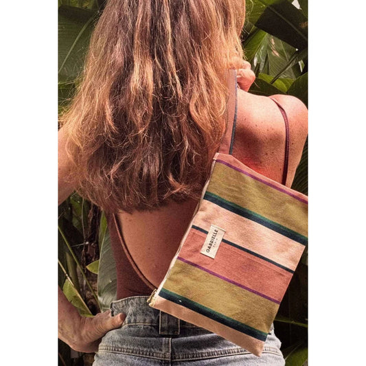 Bunter gestreifter canvas-pouch mit griff und gabrielle-label ideal für ökologische baby- & kinderprodukte
