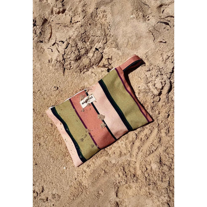 Pouch with handle in sand mit buntem, gestreiftem gewebtem stoff in olivgrün, koralle, creme und marineblau für ökologische baby- & kinderprodukte