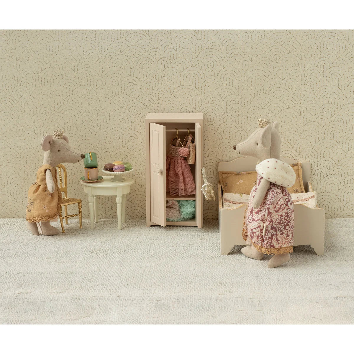 Zartes Miniatur-Wäschekasten Prinzessin Maus Grosse Schwester mit offener Tür und Kleidern