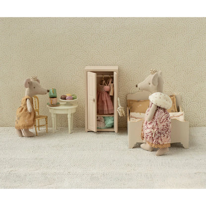 Zartes Miniatur-Wäschekasten Prinzessin Maus Grosse Schwester mit offener Tür und Kleidern