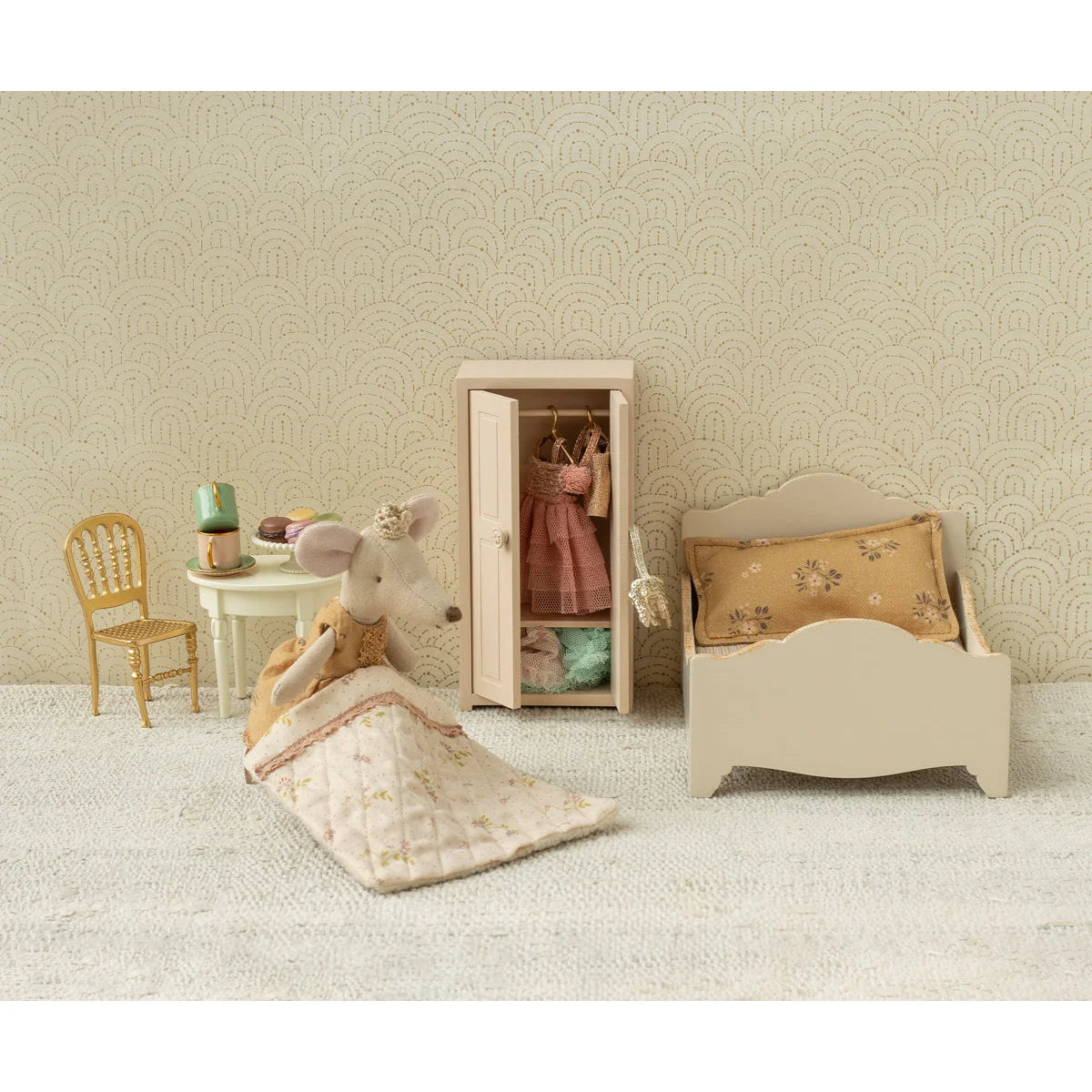 Prinzessin Maus, Grosse Schwester: Delikate Mausfigurine in Creme mit goldbraunem Kleid und Spitze neben geöffneter Quiltdecke