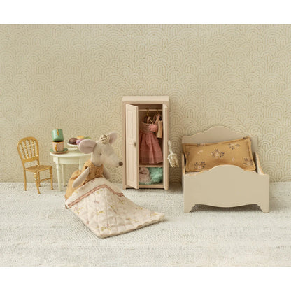 Prinzessin Maus, Grosse Schwester: Delikate Mausfigurine in Creme mit goldbraunem Kleid und Spitze neben geöffneter Quiltdecke