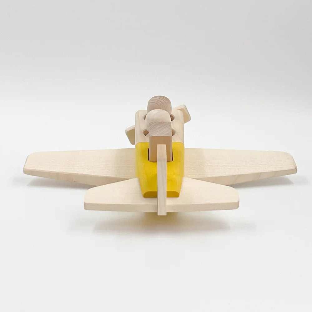 Holzspielzeugflugzeug Propellerflugzeug BONNIE auf weißem Hintergrund