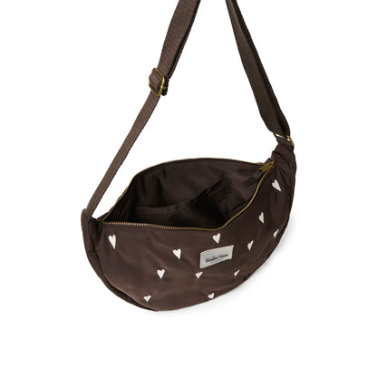 Braune Gürteltasche mit weißen Herzmustern und verstellbarem Riemen