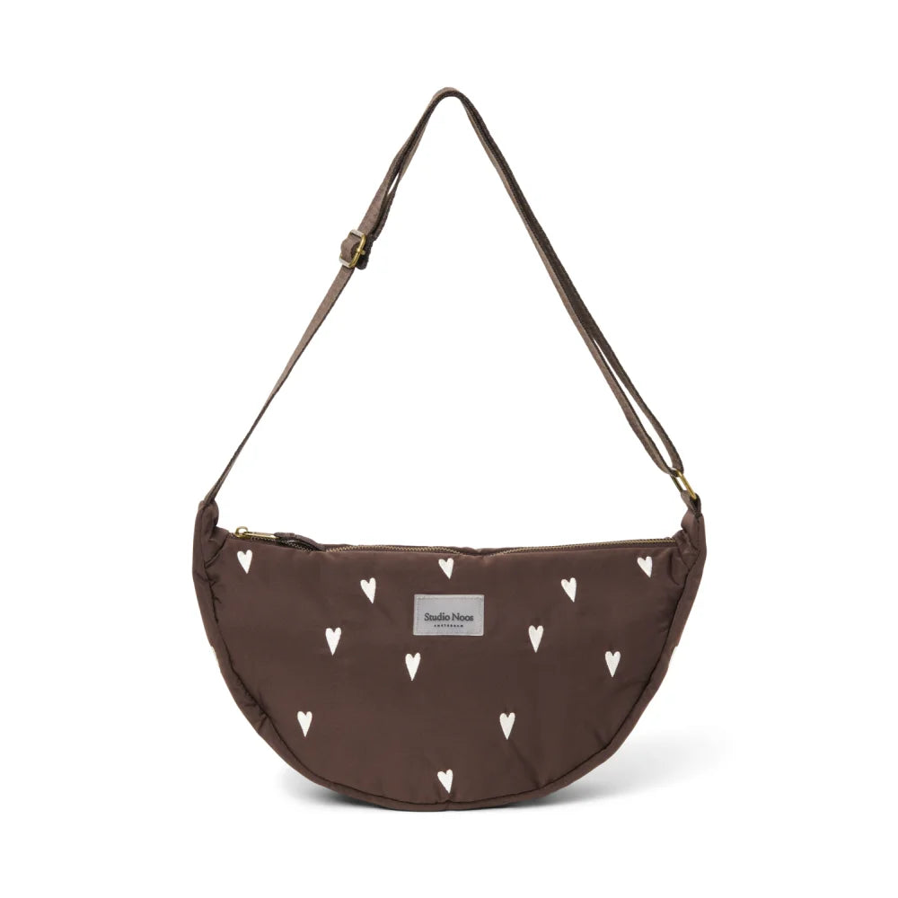 Braune Schultertasche mit weißen Herzmustern im Produkt Puffy Adult Fanny Pack Brown Hearts