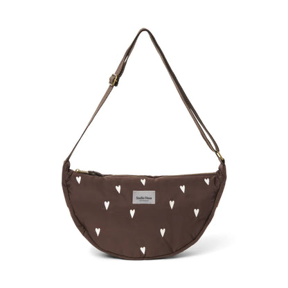 Braune Schultertasche mit weißen Herzmustern im Produkt Puffy Adult Fanny Pack Brown Hearts