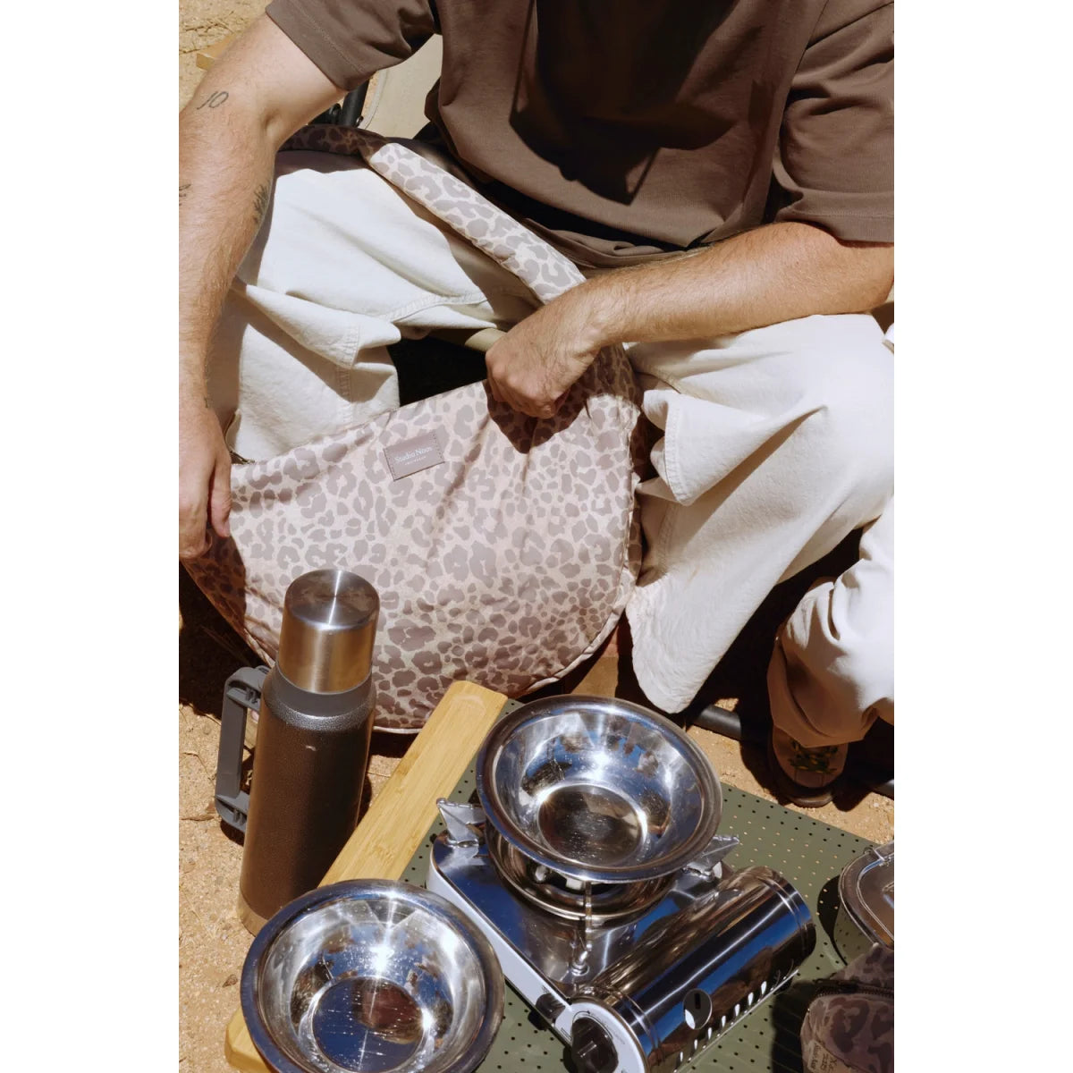 Noos Puffy Cross Body Bag Braun mit Leopard-Print und seitlichen Fächern