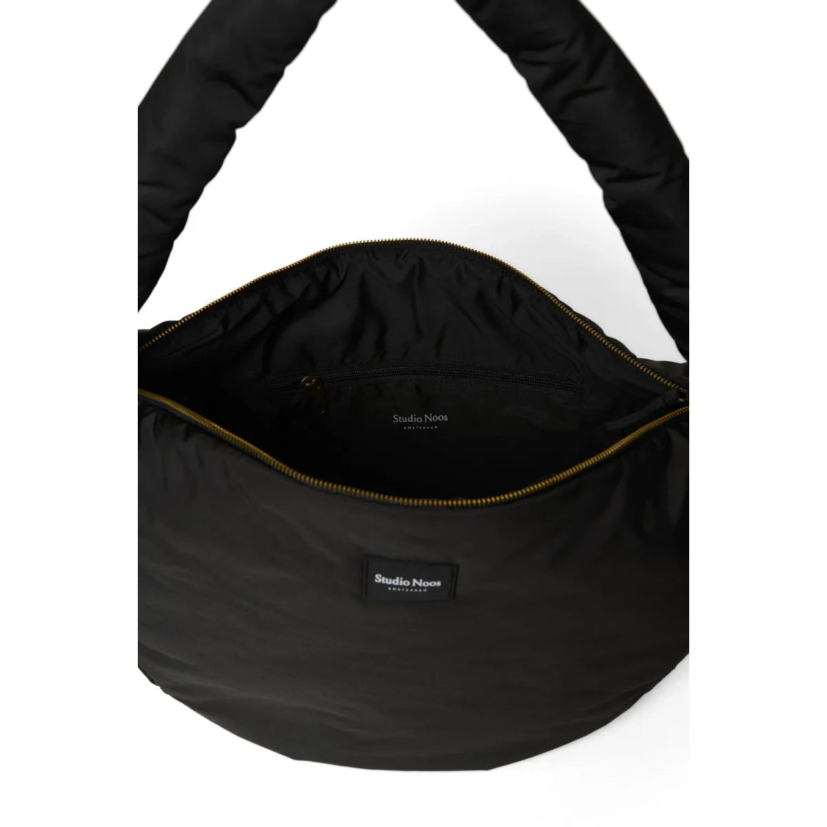 Schwarze noos puffy cross body bag mit Steppmuster und Goldreißverschluss