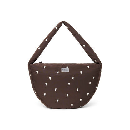 Braune herzgemusterte puffy cross body bag aus gestepptem stoff mit weicher, abgerundeter silhouette für ökologische baby- & kinderprodukte