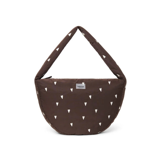 Braune herzgemusterte puffy cross body bag aus gestepptem stoff mit weicher, abgerundeter silhouette für ökologische baby- & kinderprodukte