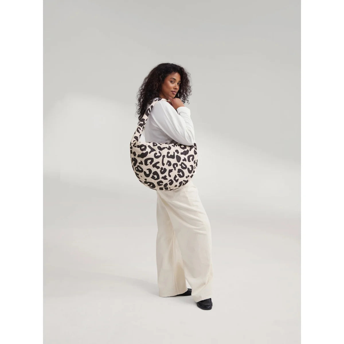 Puffy cross body bag mit weichem rundem design und schwarz-cremefarbenem leopardmuster ideal für ökologische baby- & kinderprodukte