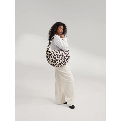 Puffy cross body bag mit weichem rundem design und schwarz-cremefarbenem leopardmuster ideal für ökologische baby- & kinderprodukte