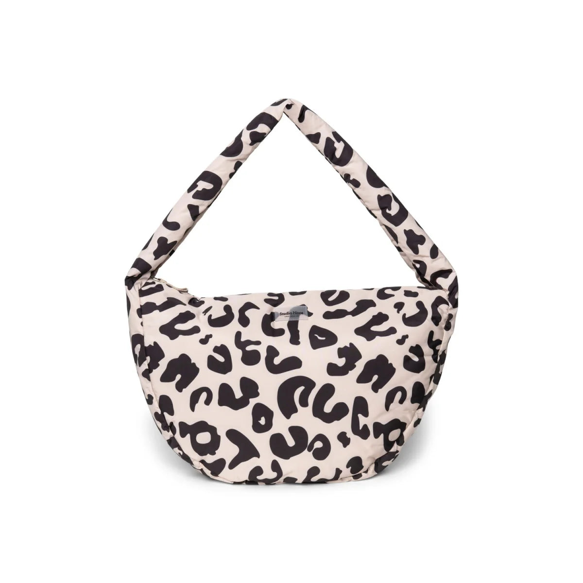 Creamfarbene gesteppte puffy cross body bag mit markantem schwarzem leopardmuster ideal als geschenk für neugeborene