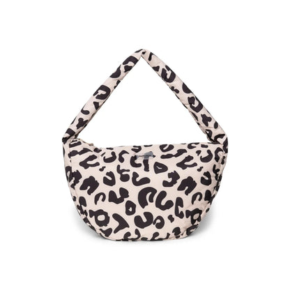 Creamfarbene gesteppte puffy cross body bag mit markantem schwarzem leopardmuster ideal als geschenk für neugeborene