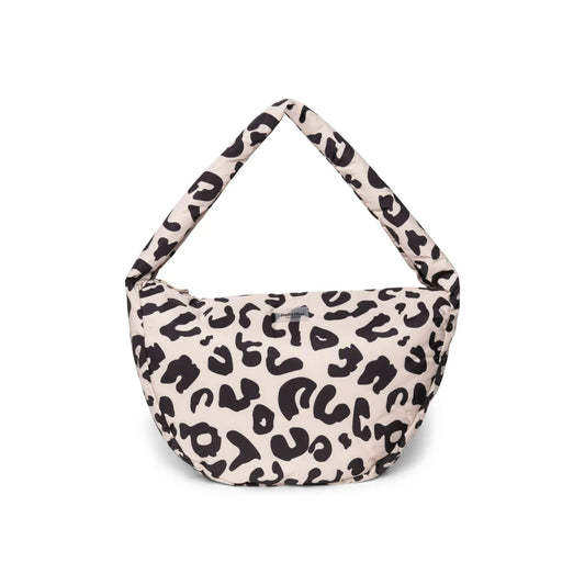 Creamfarbene gesteppte puffy cross body bag mit markantem schwarzem leopardmuster ideal als geschenk für neugeborene