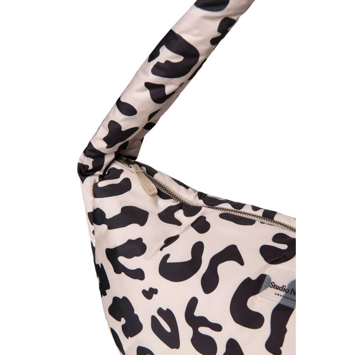 Cremefarbene puffy cross body bag holy cow mit auffälligem schwarz leopardenmuster und reißverschluss, ideal für ökologische baby- und kinderprodukte