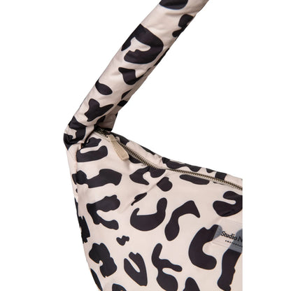 Cremefarbene puffy cross body bag holy cow mit auffälligem schwarz leopardenmuster und reißverschluss, ideal für ökologische baby- und kinderprodukte