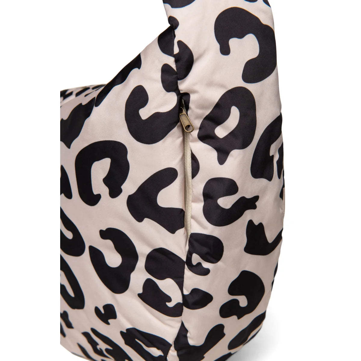 Puffy cross body bag holy cow mit beige schwarzem leopard muster und silbernem reissverschluss ideal für ökologische baby und kinderprodukte
