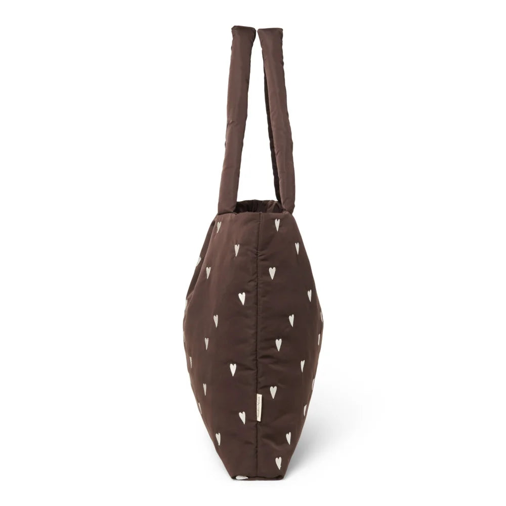 Braune Tragetasche mit weißem Herzmuster aus dem Produkt Puffy Mom Bag Brown Hearts
