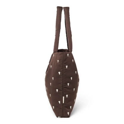 Braune Tragetasche mit weißem Herzmuster aus dem Produkt Puffy Mom Bag Brown Hearts