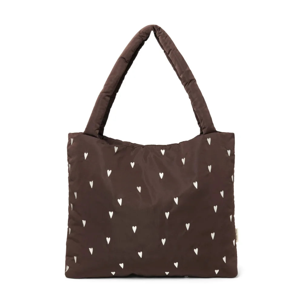 Dunkelbraune Tote Tasche mit weißen Herzmustern aus dem Produkt Puffy Mom Bag Brown Hearts