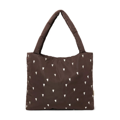 Dunkelbraune Tote Tasche mit weißen Herzmustern aus dem Produkt Puffy Mom Bag Brown Hearts
