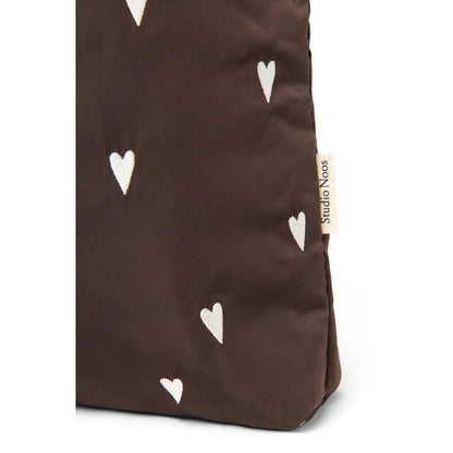 Dunkelbraune Tote-Tasche mit weißen Herzmustern aus dem Produkt Puffy Mom Bag Brown Hearts