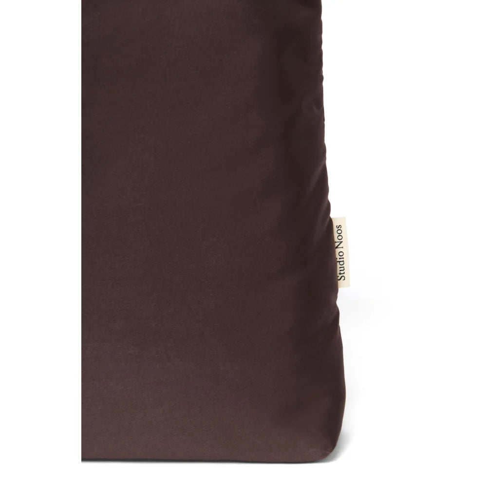 Dunkelbraune Stofftasche mit kleinem Studio Noos Label, Puffy Mom Bag Brown